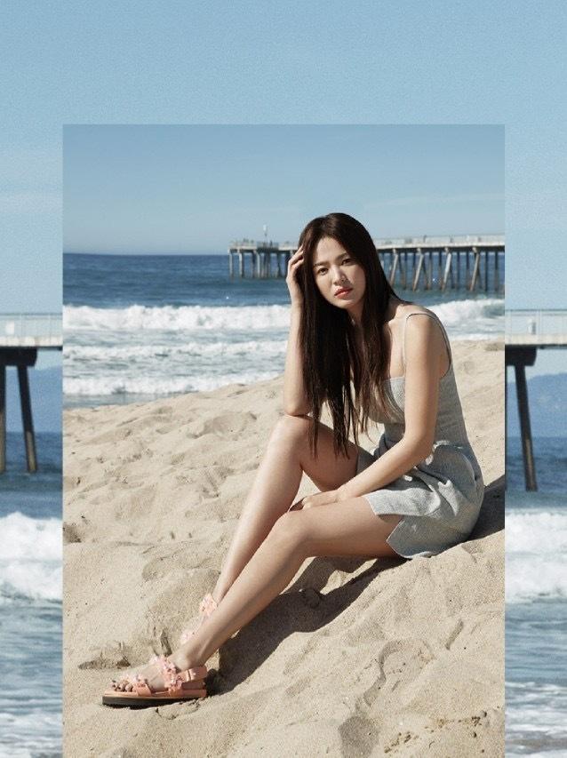 宋慧乔最新性感写真:小吊带大秀黄蜂腰,离婚后却美出新高度!