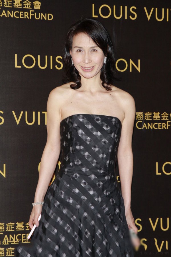 逃出离婚阴影,56岁何超凤获女儿鼓励再觅爱情,与新欢甜蜜逛超市