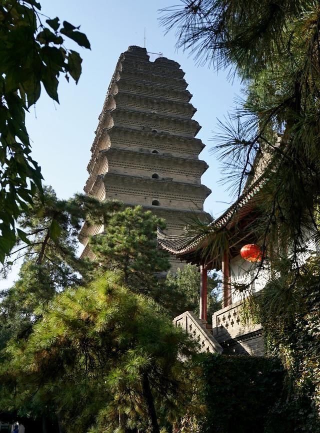 所不同的是,进入大慈恩寺需要门票50元,而进入荐福寺,只需要在西安