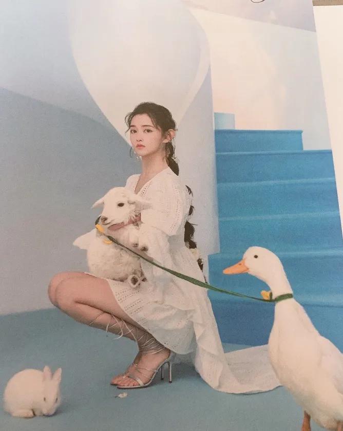 蒋依依杂志大片来袭,穿公主裙搭配细高跟,蹲下拍照那一刻:绝了