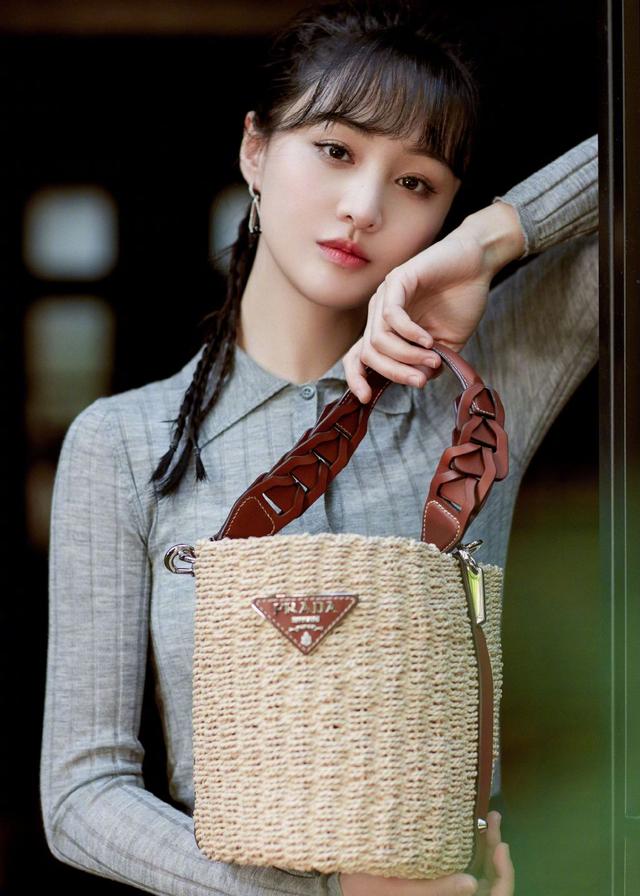 郑爽穿粉色长裙,吃棒棒糖俏皮可爱,少女感满满