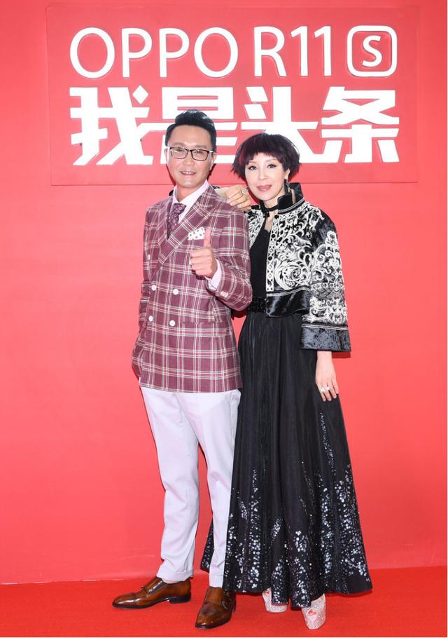 吴刚的妻子气质也太好了吧身段婀娜似少女难怪吴刚不撒手