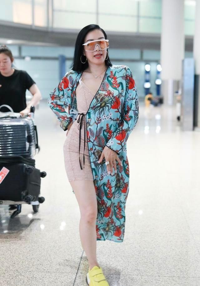 钟丽缇过分自信了吧?有小粗腿还敢穿紧身装,真是看不懂这时尚