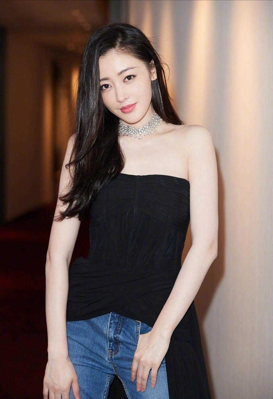 张天爱到底有多美?不规则抹胸上衣搭配牛仔裤时髦精致,优雅迷人|张天爱|牛仔裤|抹胸_新浪新闻