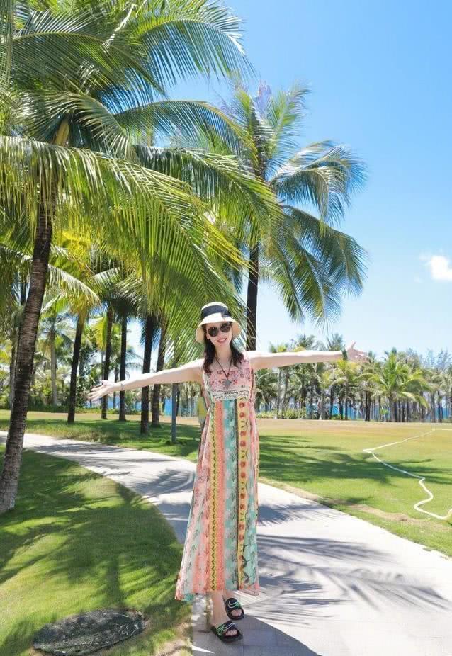 "排球女神"海滩阳光沐浴,大秀好身材 网友:风景这边独好