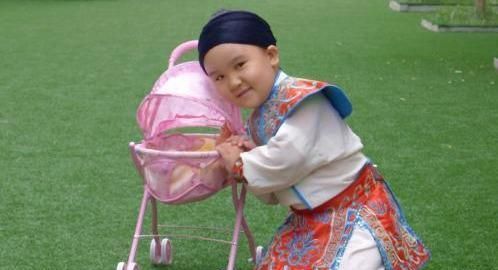 穷人家的孩子早当家,在娱乐圈就有这样一个童星,她就是张欣怡,张欣怡