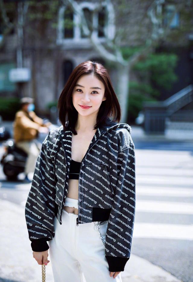 不愧是练出马甲线的女人,袁姗姗碎花裙配短靴,33岁还有漫画腿