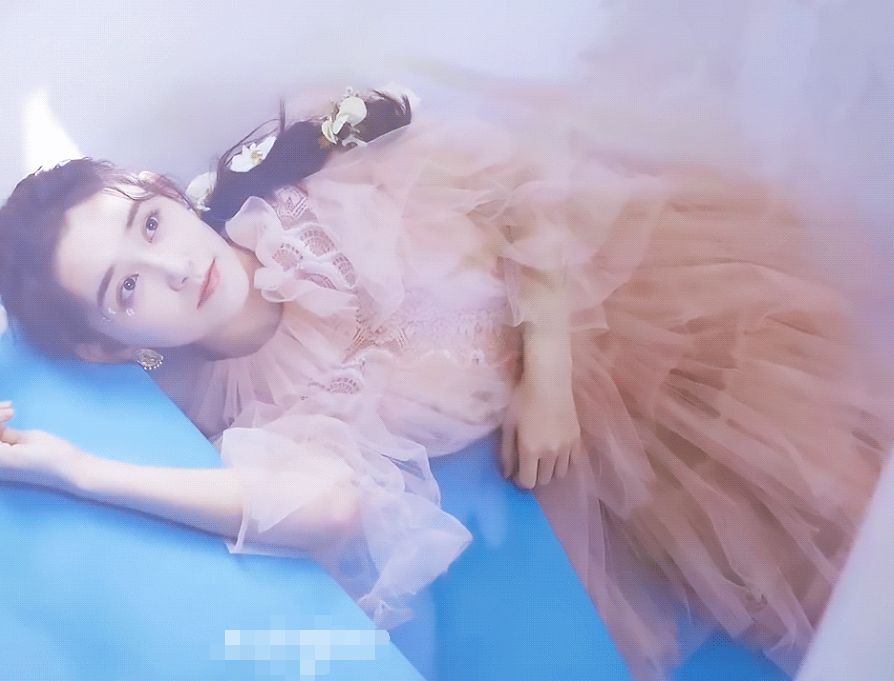 蒋依依杂志大片来袭,穿公主裙搭配细高跟,蹲下拍照那一刻:绝了