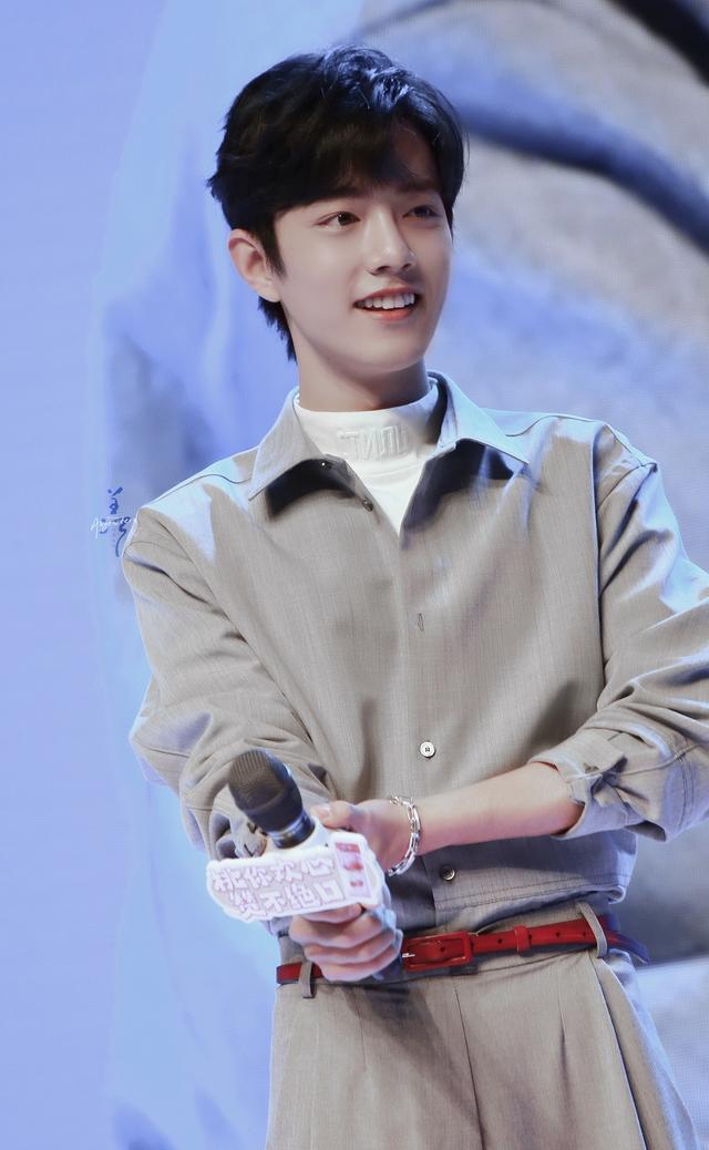 肖战身着工装连体裤,帅气十足