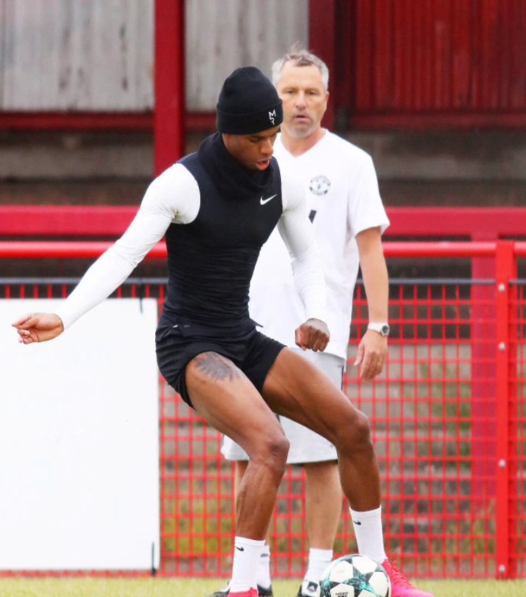 曼联全队返回基地接受检测 帝星伤愈已恢复有球训练,|索尔斯克亚