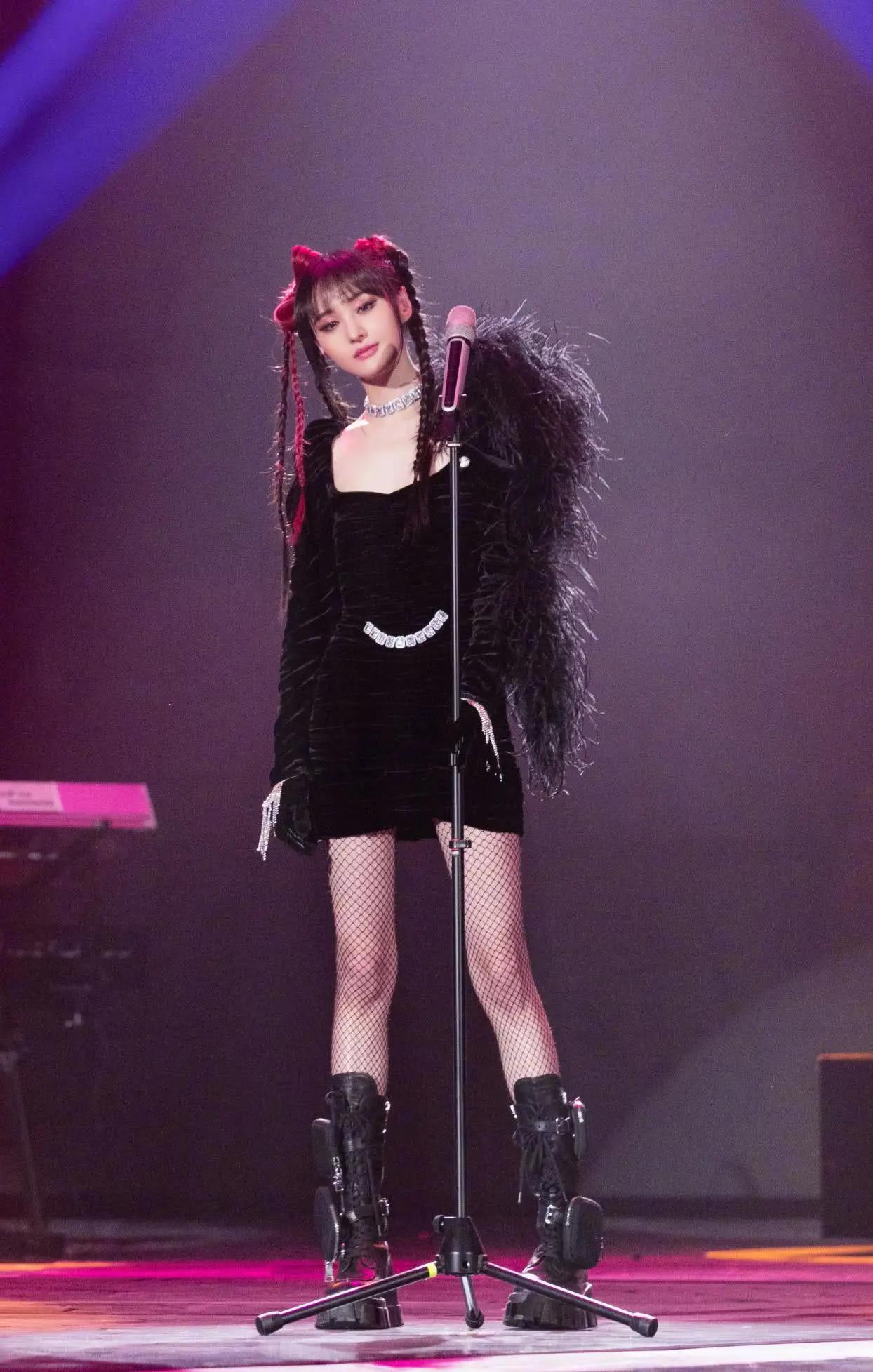 郑爽的"丝袜腿"真不是吹的,穿大毛衣配高跟鞋亮相,性感又迷人