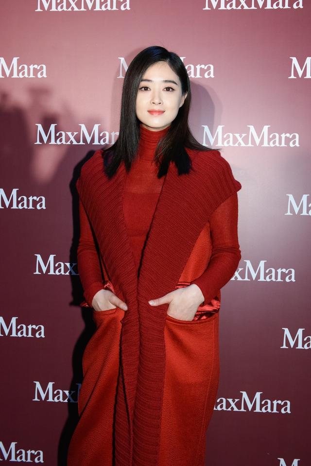 蒋欣穿红色大衣好美艳,微胖女生也能美美哒