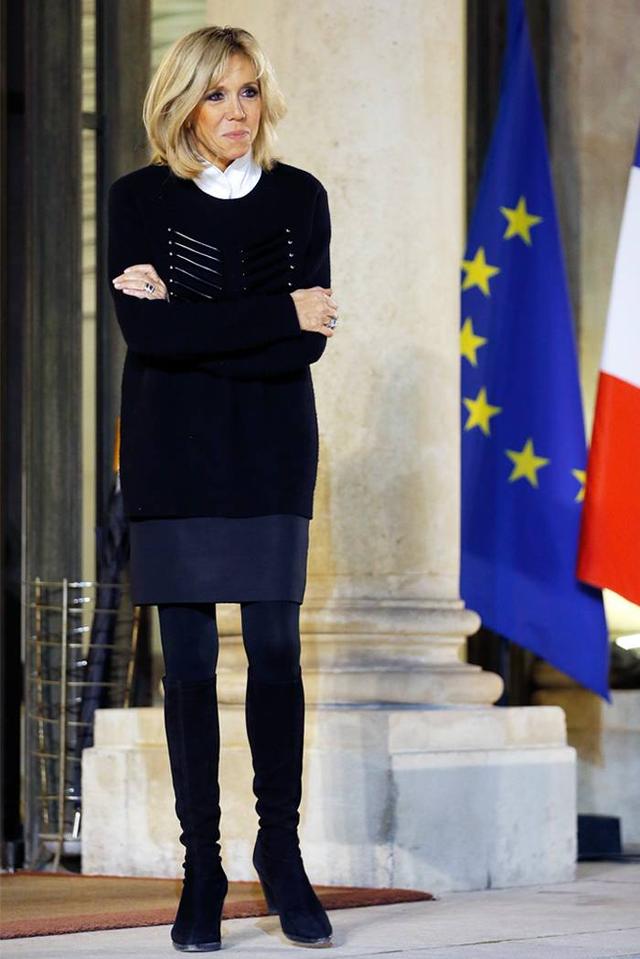 布丽吉特67岁还穿迷你裙,腰带松垮竟搭在屁股上,干瘦身材变水桶