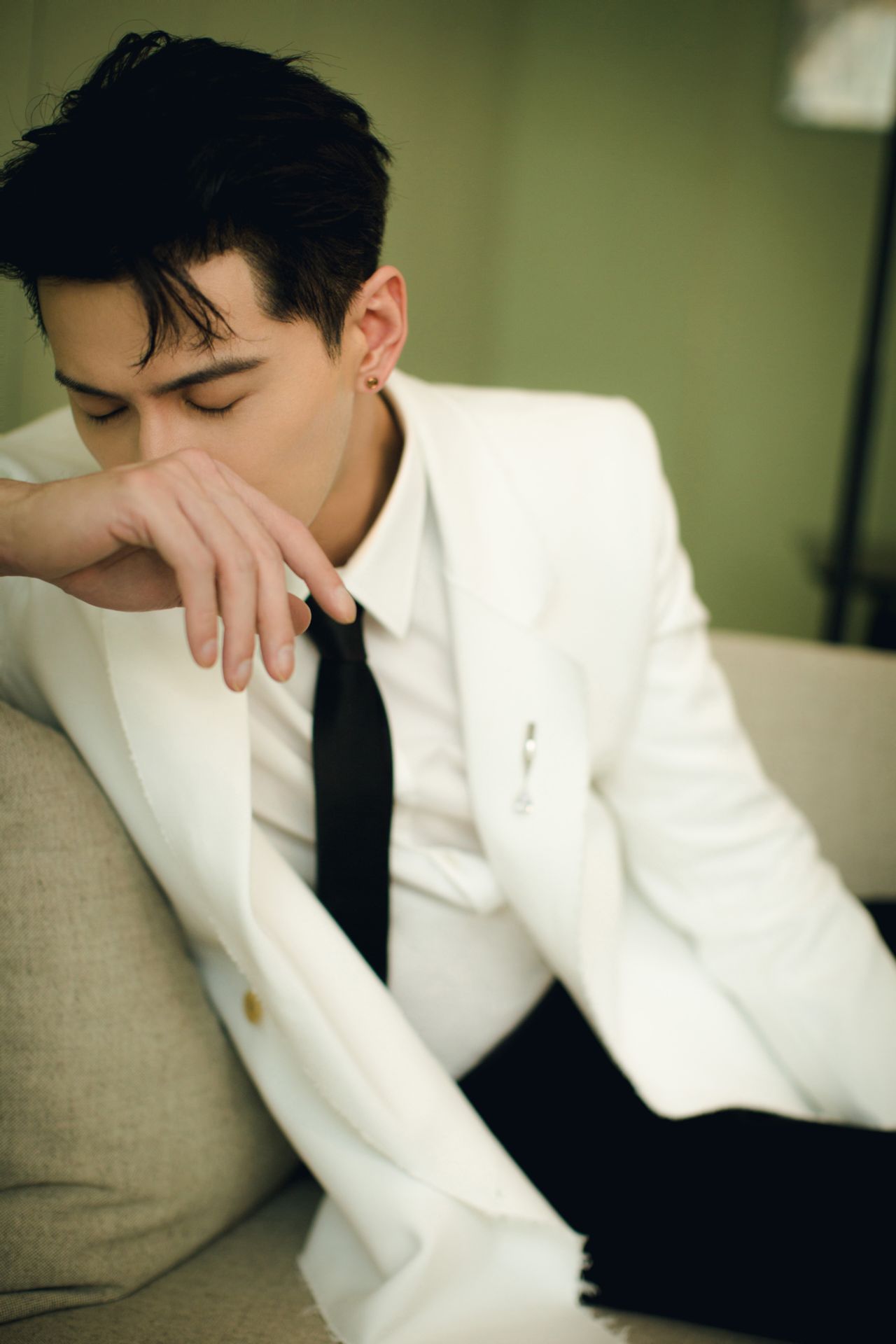 一身白色西装的徐正溪,也忒总裁范儿了,好帅的既视感