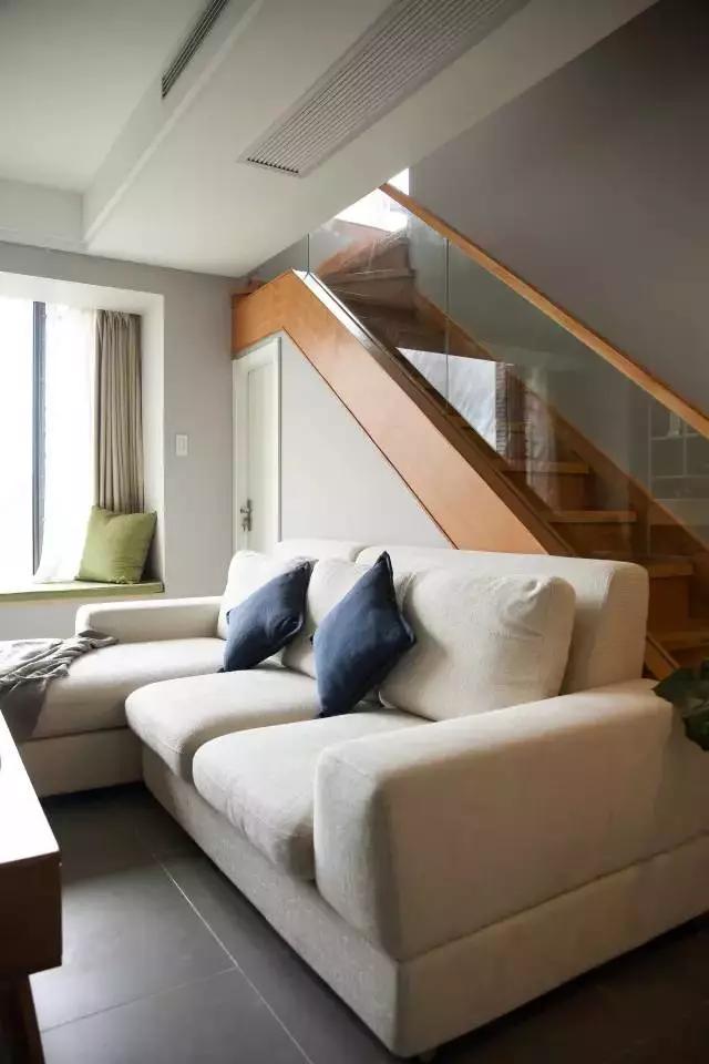 80平的现代风复式楼,沙发后方做楼梯,简单实用的设计