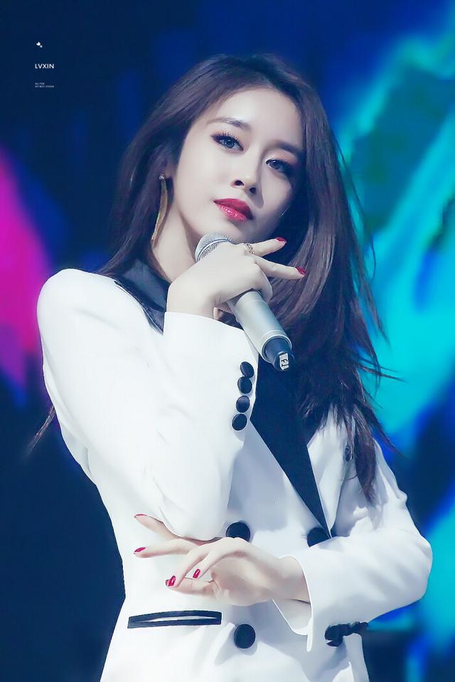 韩国又一对明星被传恋爱说,男帅女美超养眼,网友却急哭了