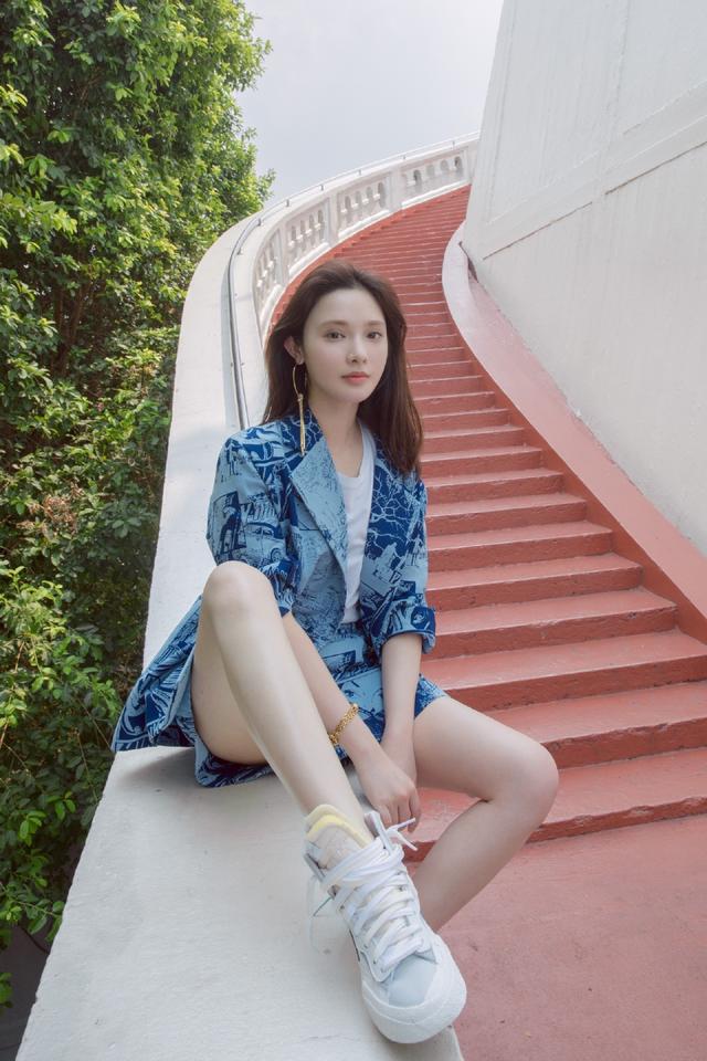 谁说彭小苒现代装难看?带火绝美白色系穿搭