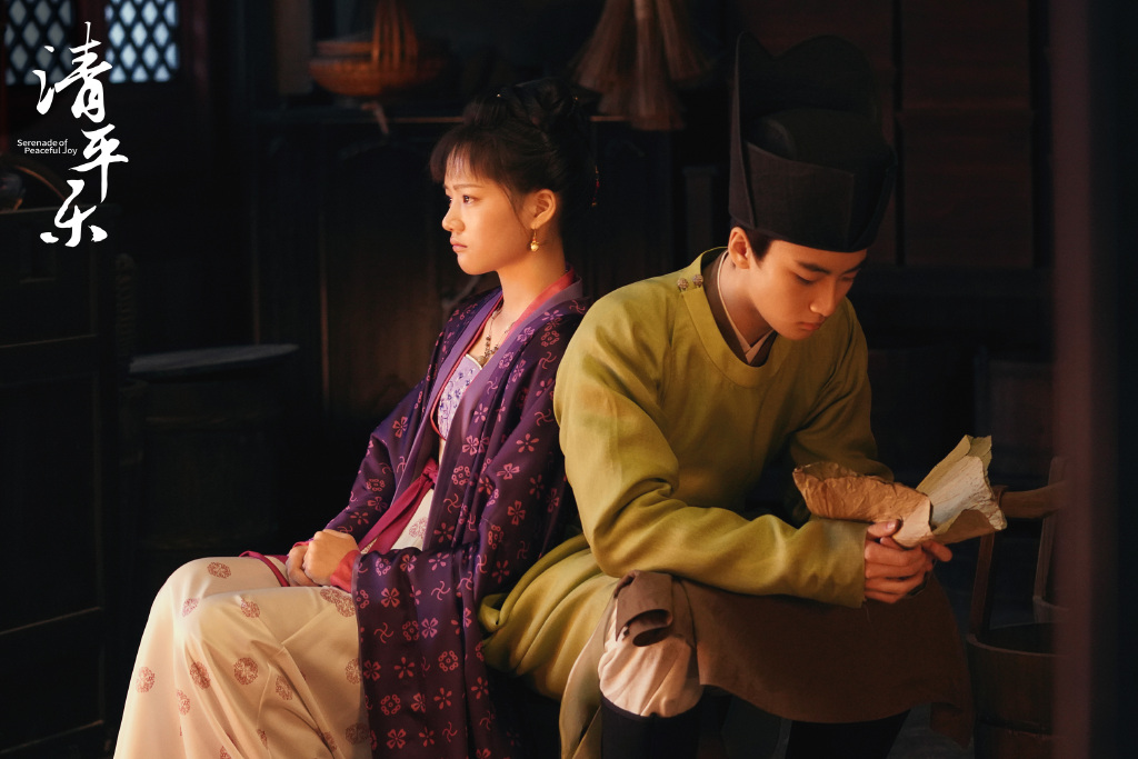 徽柔怀吉再同框,任敏穿背心牛仔裤,脚踩短靴霸气得不像20岁