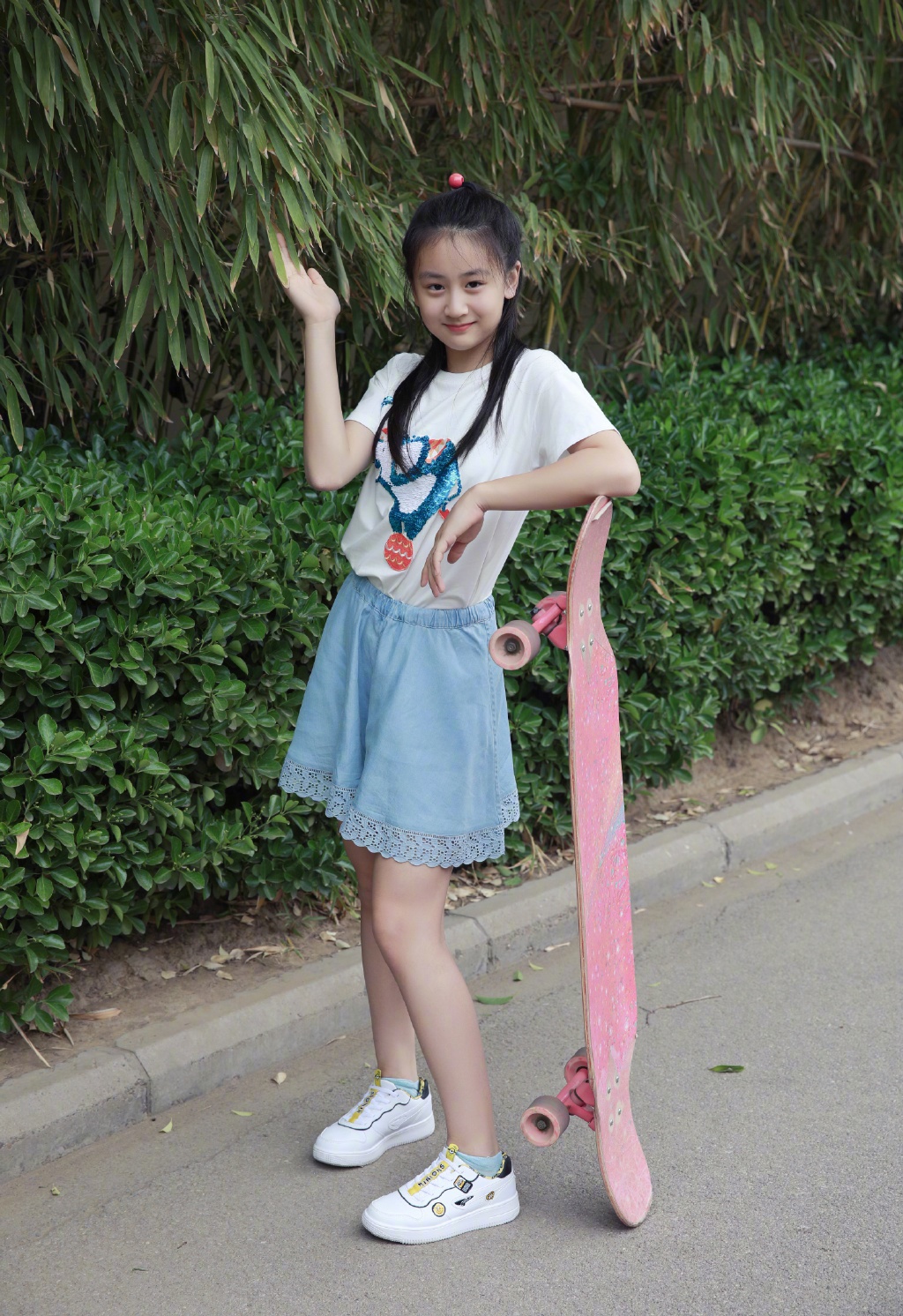 森碟这才是12岁小学生的样子,穿t恤配裙裤,玩滑板活力十足