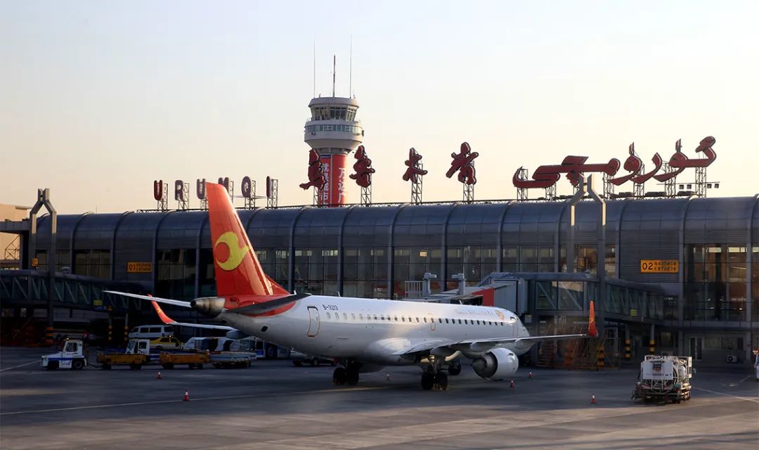 正文                        乌鲁木齐地窝堡国际机场位于乌鲁木齐市