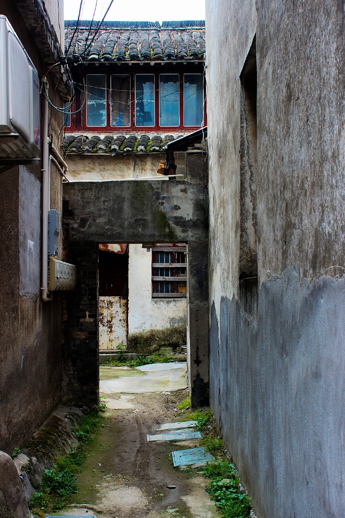 东连丁蜀镇,南接浙江省长兴县,西与张渚镇毗邻,北依宜兴林场.是宜