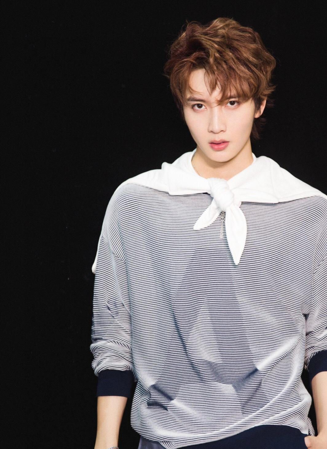 陈宥维日系卷发真帅气,条纹t恤休闲又时尚,禁欲感少年气兼具