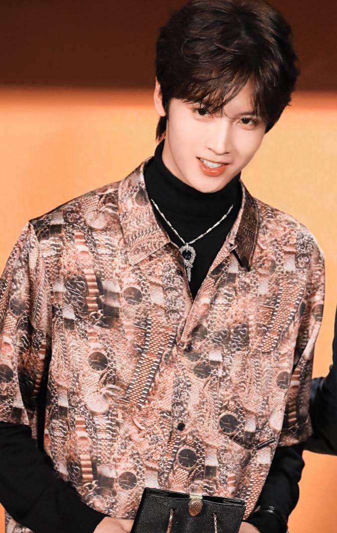 陈宥维日系卷发真帅气,条纹t恤休闲又时尚,禁欲感少年气兼具