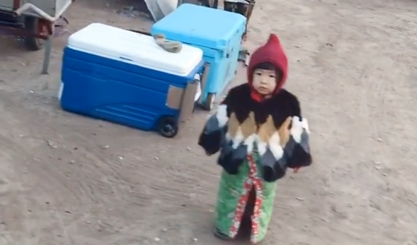 混搭界扛把子宝宝走红洋气的小貂配上屁帘子时尚一枝花