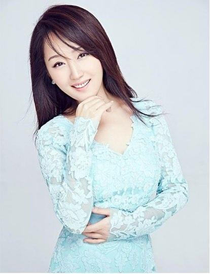 杨钰莹20年前旧照曝光校园风打扮清清新自然一脸羞涩