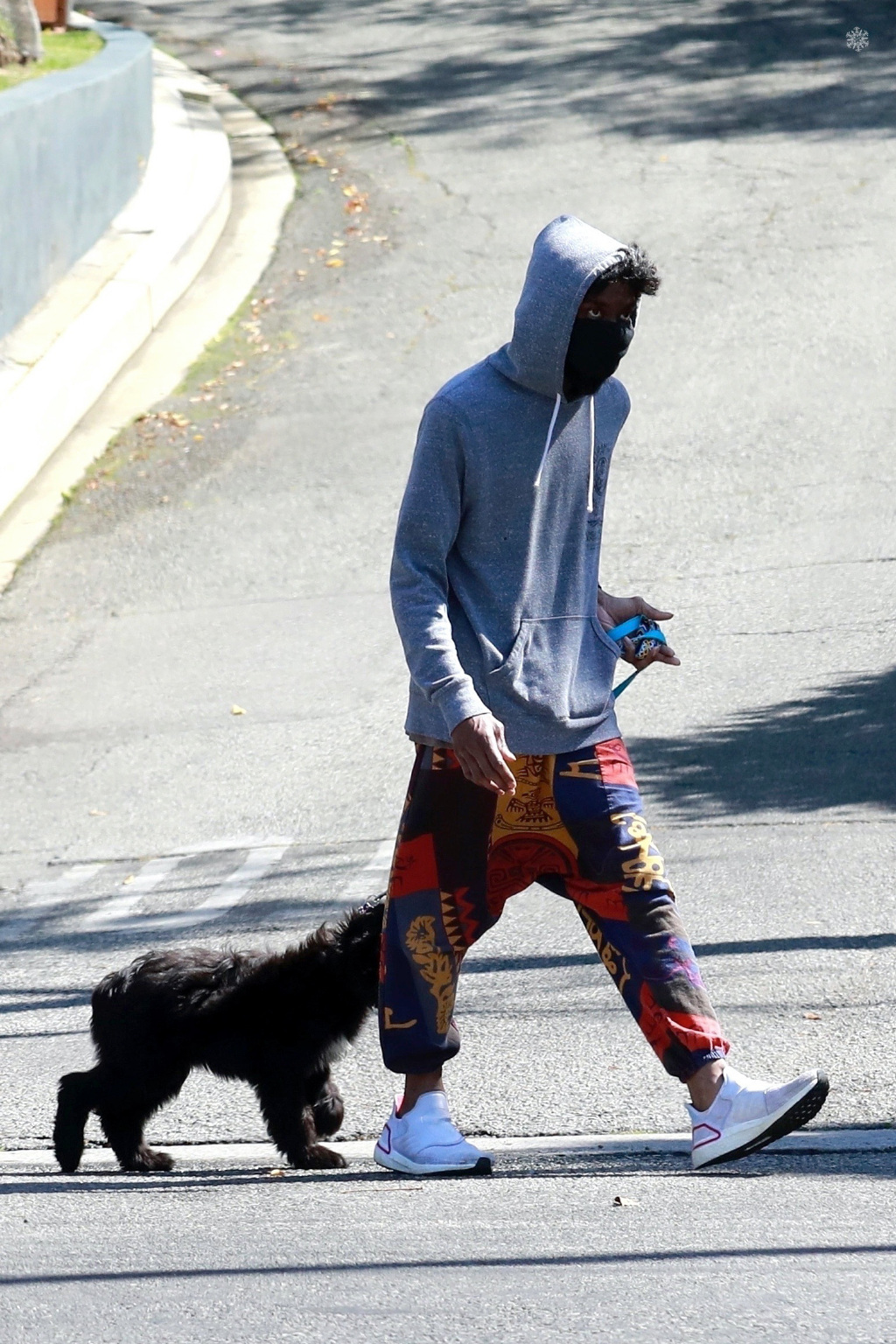 43岁"黑豹"查德维克·博斯曼街拍!一身嘻哈穿搭,潮成20岁少年