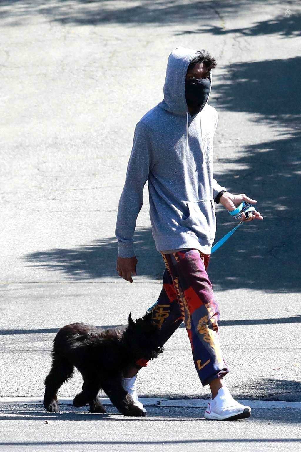 43岁"黑豹"查德维克·博斯曼街拍!一身嘻哈穿搭,潮成20岁少年