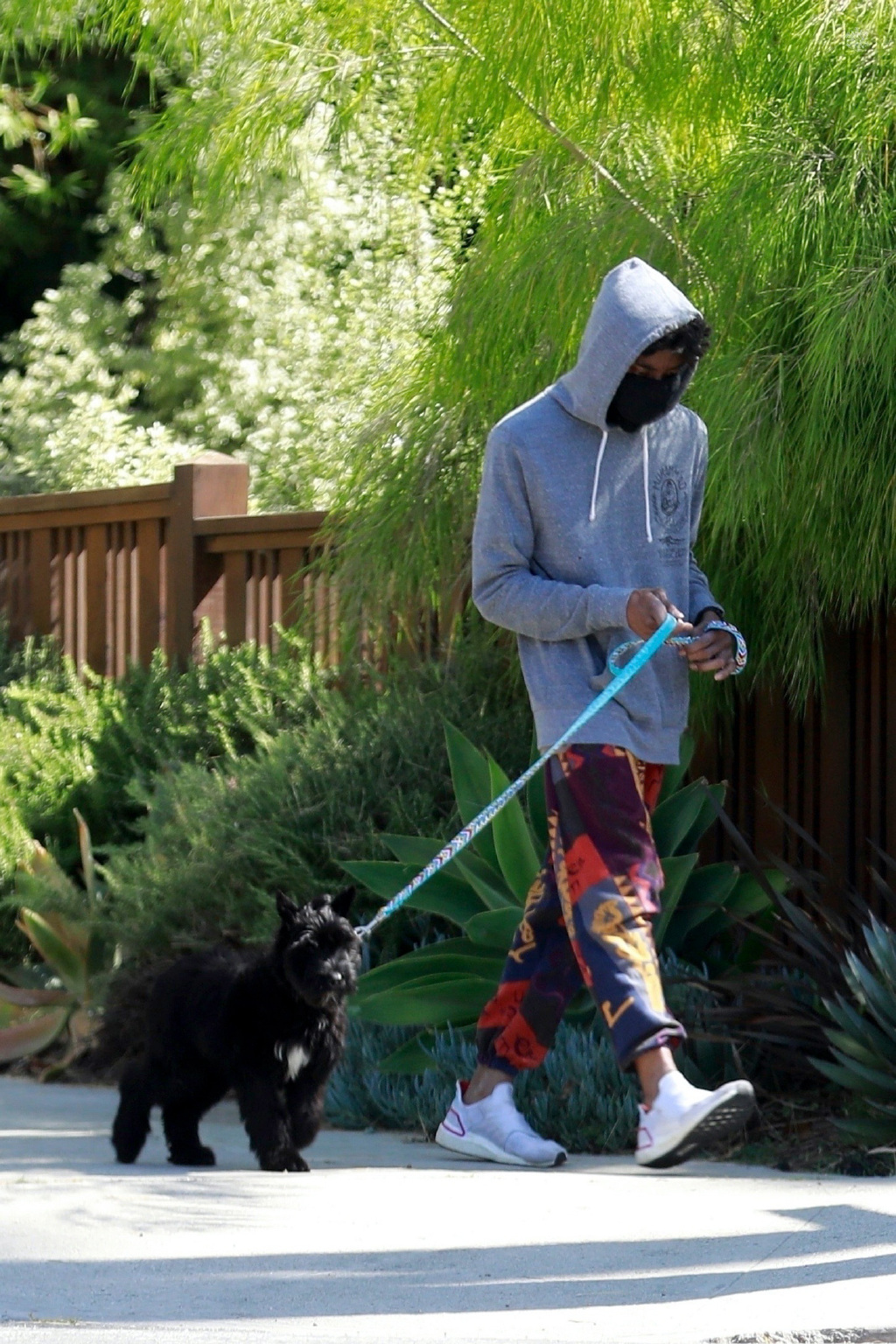 43岁"黑豹"查德维克·博斯曼街拍!一身嘻哈穿搭,潮成20岁少年