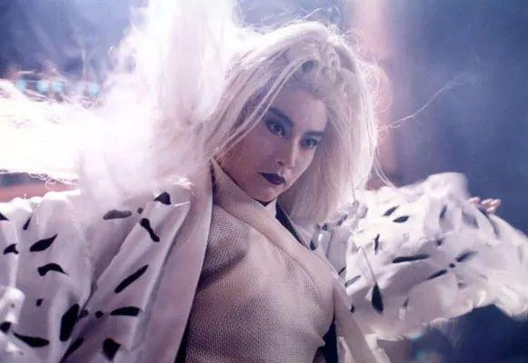 连体妖人,一边是吴镇宇饰演的男子形态;另一边是吕少玲饰演的女子形态