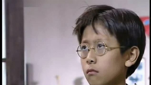 2003年12岁的张一山在《小兵张嘎》演剧中的佟乐乐,剧中的表演给观众