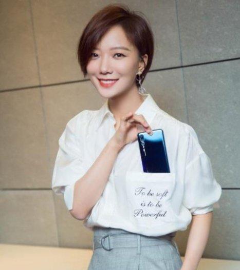 而王珞丹的姐姐王楚函毕业于北京舞蹈学院,职业是主持人,曾主持过