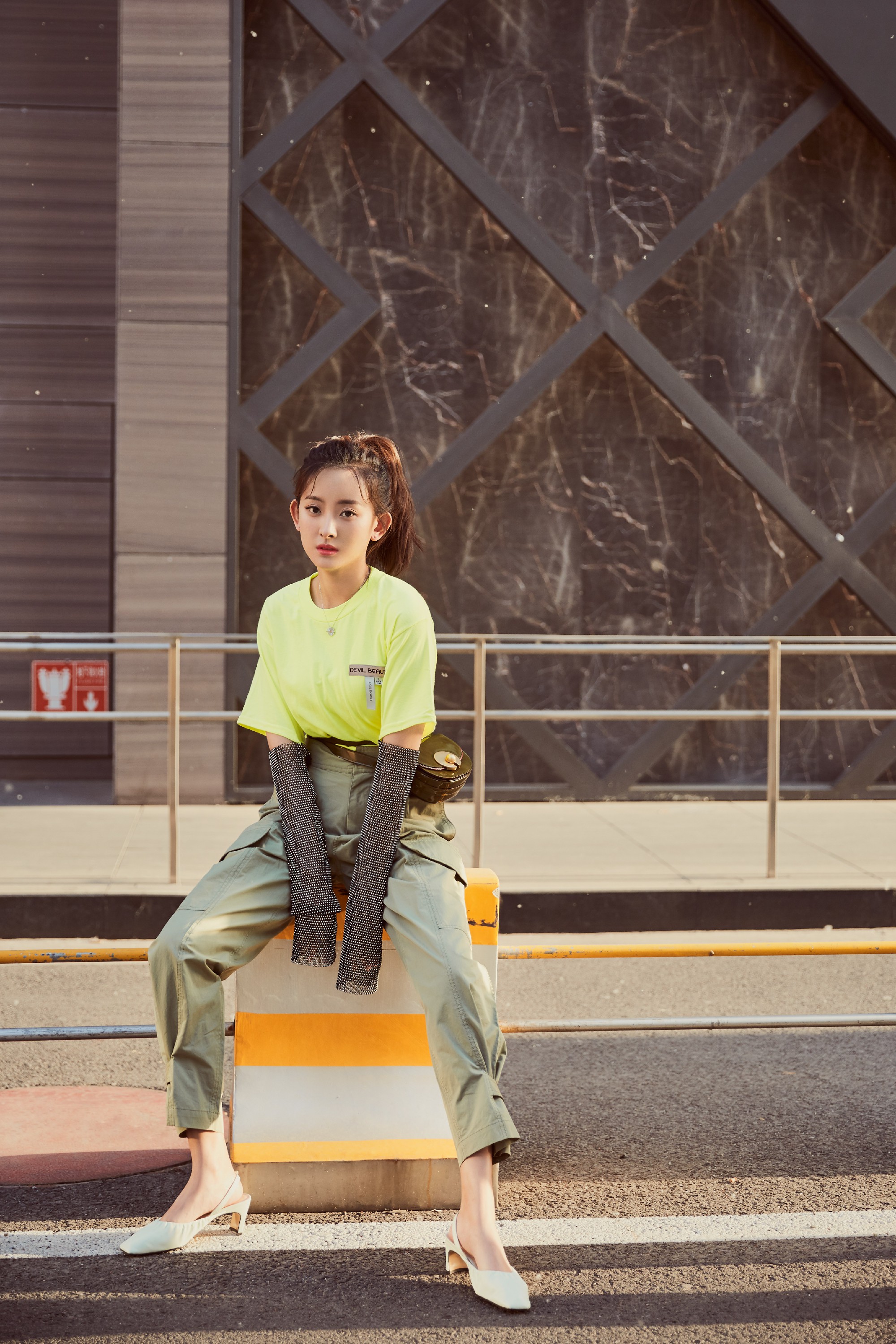 代文雯玩转街头风 初夏搭配让你成为人群焦点|代文雯