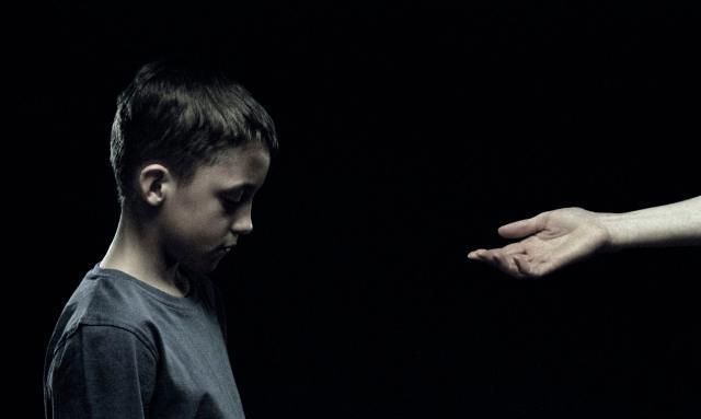 孩子自卑怯懦,大部分有以下三种特征,父母了解后该多避免