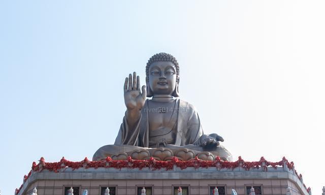 山东的5A景区，建有世界最大锡青铜大佛，重380吨成亮点