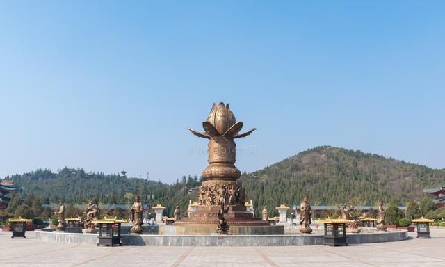 山东的5A景区，建有世界最大锡青铜大佛，重380吨成亮点