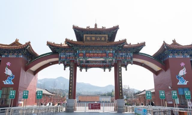 山东的5A景区，建有世界最大锡青铜大佛，重380吨成亮点