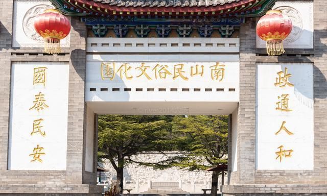 山东的5A景区，建有世界最大锡青铜大佛，重380吨成亮点