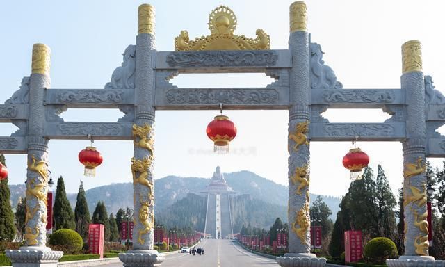 山东的5A景区，建有世界最大锡青铜大佛，重380吨成亮点