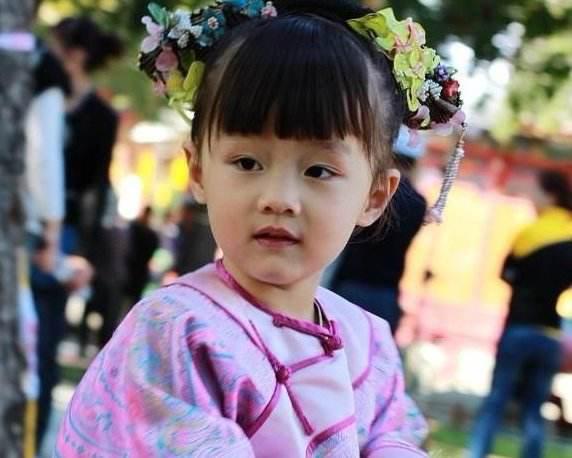 整个娱乐圈都等着她长大的"温宜公主"13岁了,近照又高又美