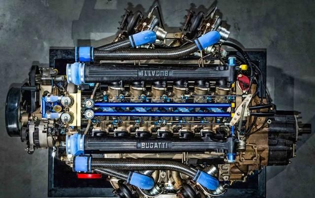 一模一样可以动的16个活塞,结构也和真的发动机一样,通过一个微型曲轴