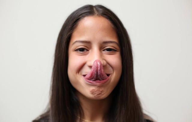 舌头很长的人,可以轻松碰到眼睛,网友:不敢相信!