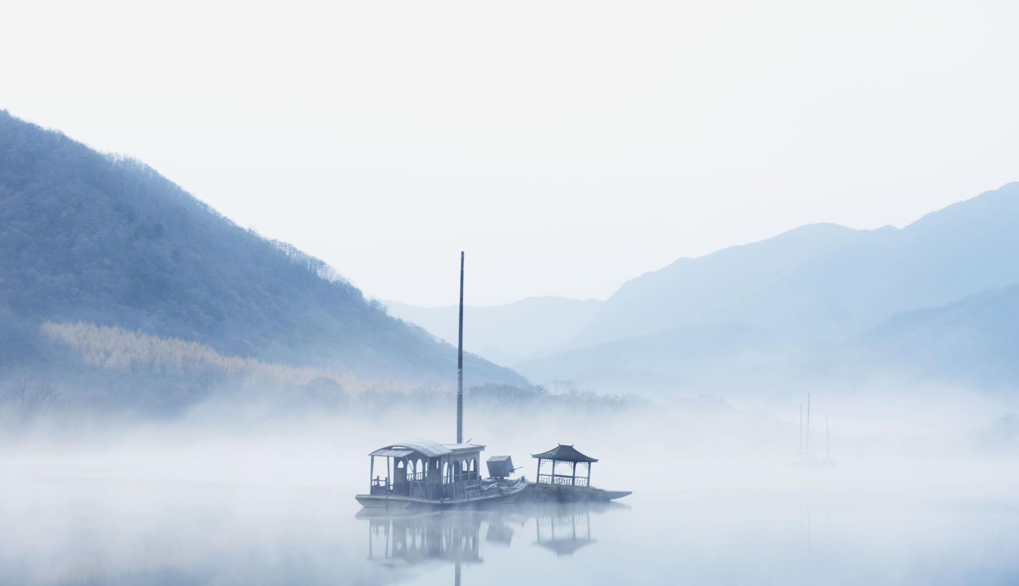 "时间顺流而下,生活逆水行舟"
