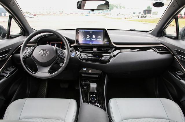 内饰方面,与奕泽izoa相比,奕泽e进擎在一些细节方面做出了调整,主要