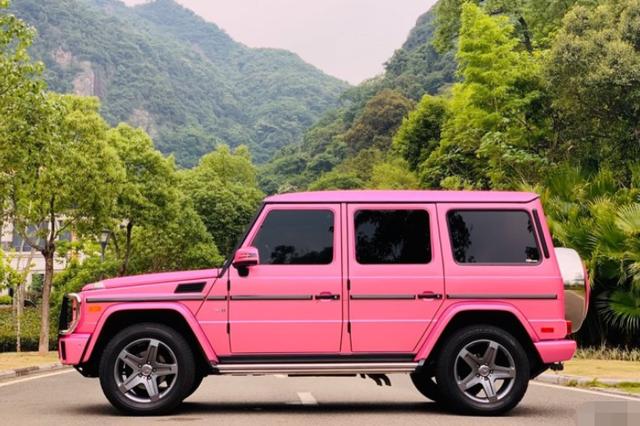 美女花2万元给家里的奔驰g500贴粉膜父亲看车后无奈捂住了眼睛