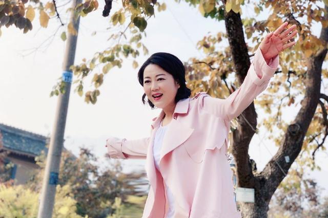 "农村剧女主"王茜华真有范,粉色也能穿出高级感,气质越来越好