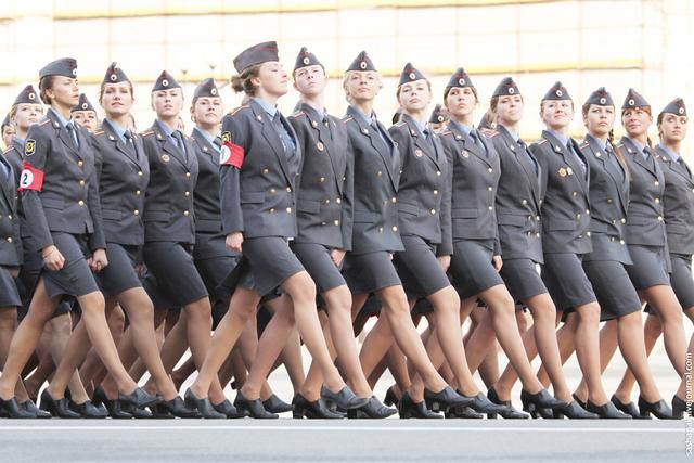 俄罗斯女兵年轻貌美,为何退伍后嫁不出去?小伙说出了原因